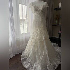 Elegant Ivory Lace Wedding Gown